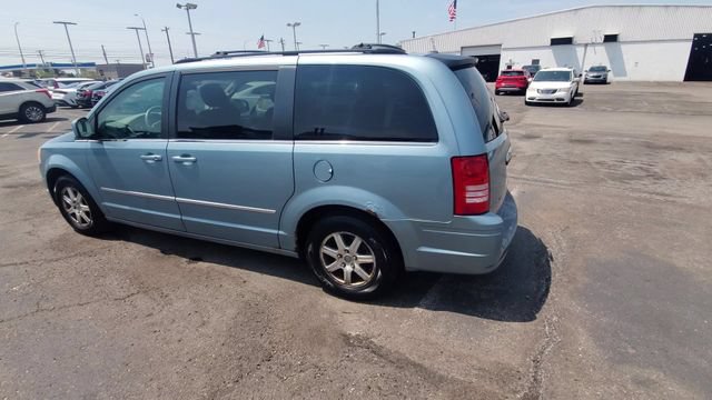 Used 2009 Chrysler Town & Country Touring FWD image 6