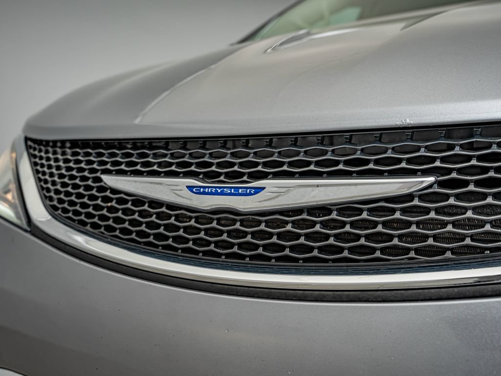 Used 2018 Chrysler Pacifica Touring-L Plus w/ Tire & Wheel Group FWD image 12