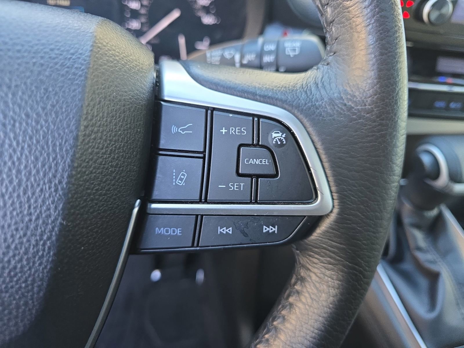 Used 2022 Toyota Sienna XLE image 24