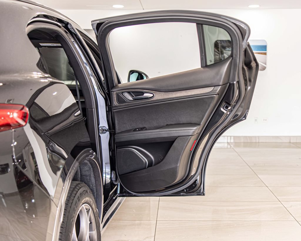 Used 2022 Alfa Romeo Stelvio Ti AWD/4WD image 40