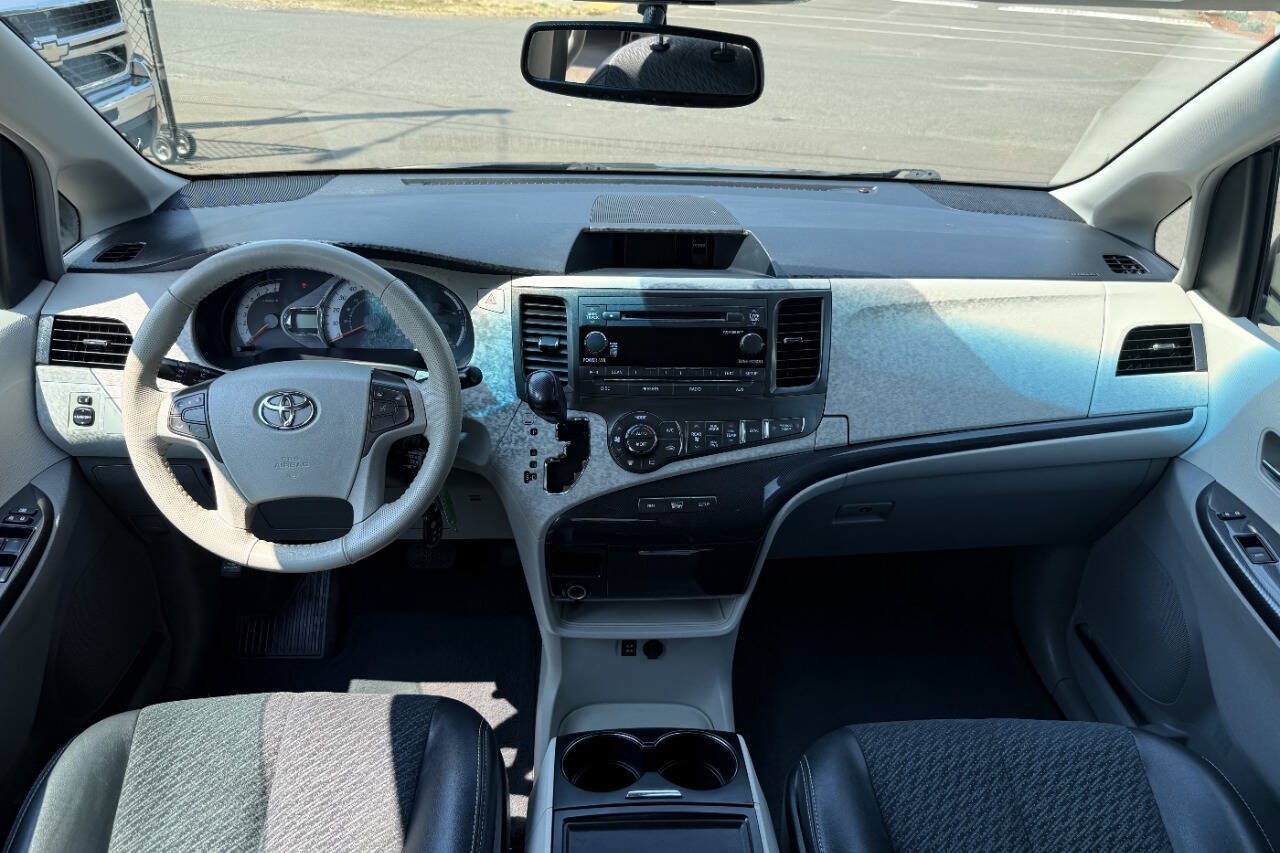 Used 2013 Toyota Sienna SE FWD image 12