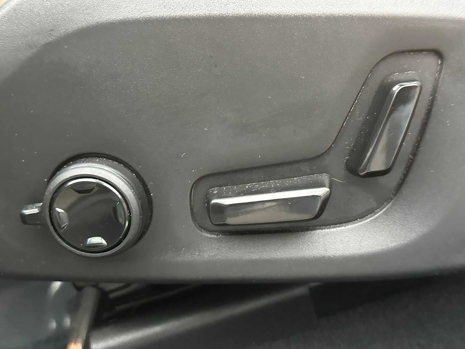 Certified 2023 Volvo XC60 T8 Ultimate w/ Climate Package image 22