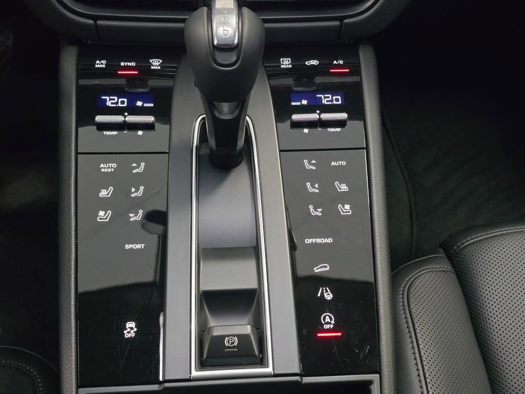 Certified 2025 Porsche Macan image 17