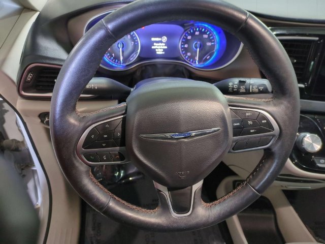 Used 2017 Chrysler Pacifica Touring-L Plus FWD image 18