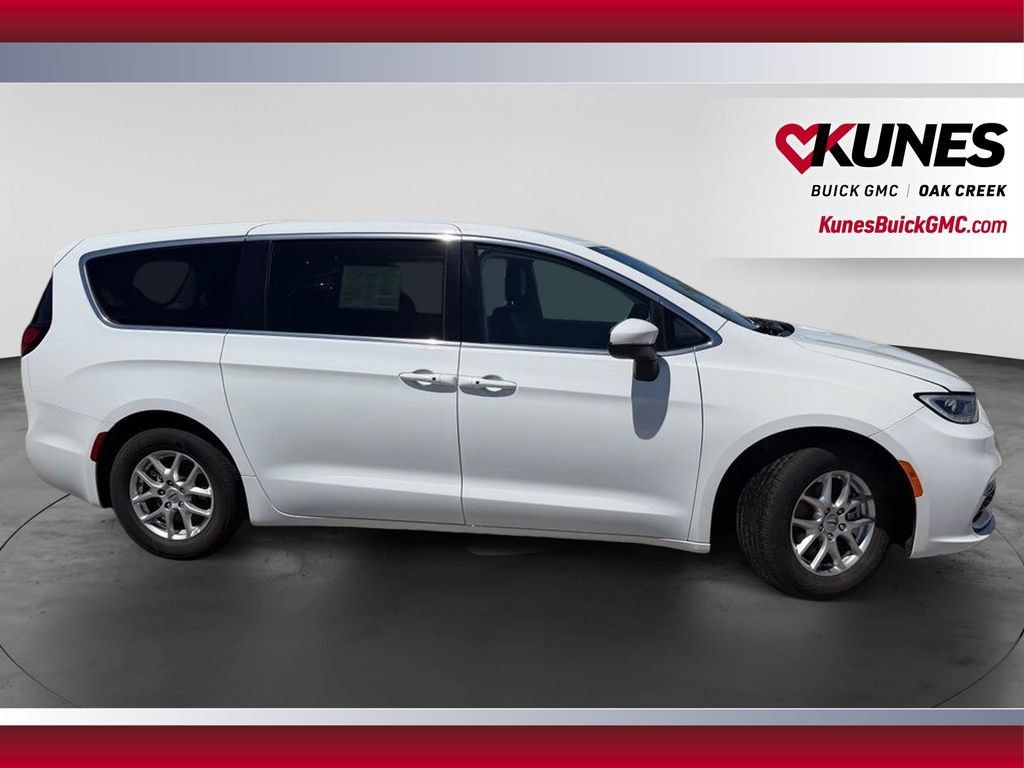 Used 2023 Chrysler Pacifica Touring-L FWD image 5