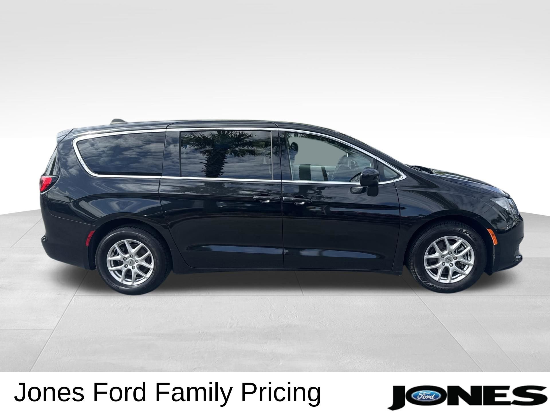 Used 2023 Chrysler Voyager LX image 3