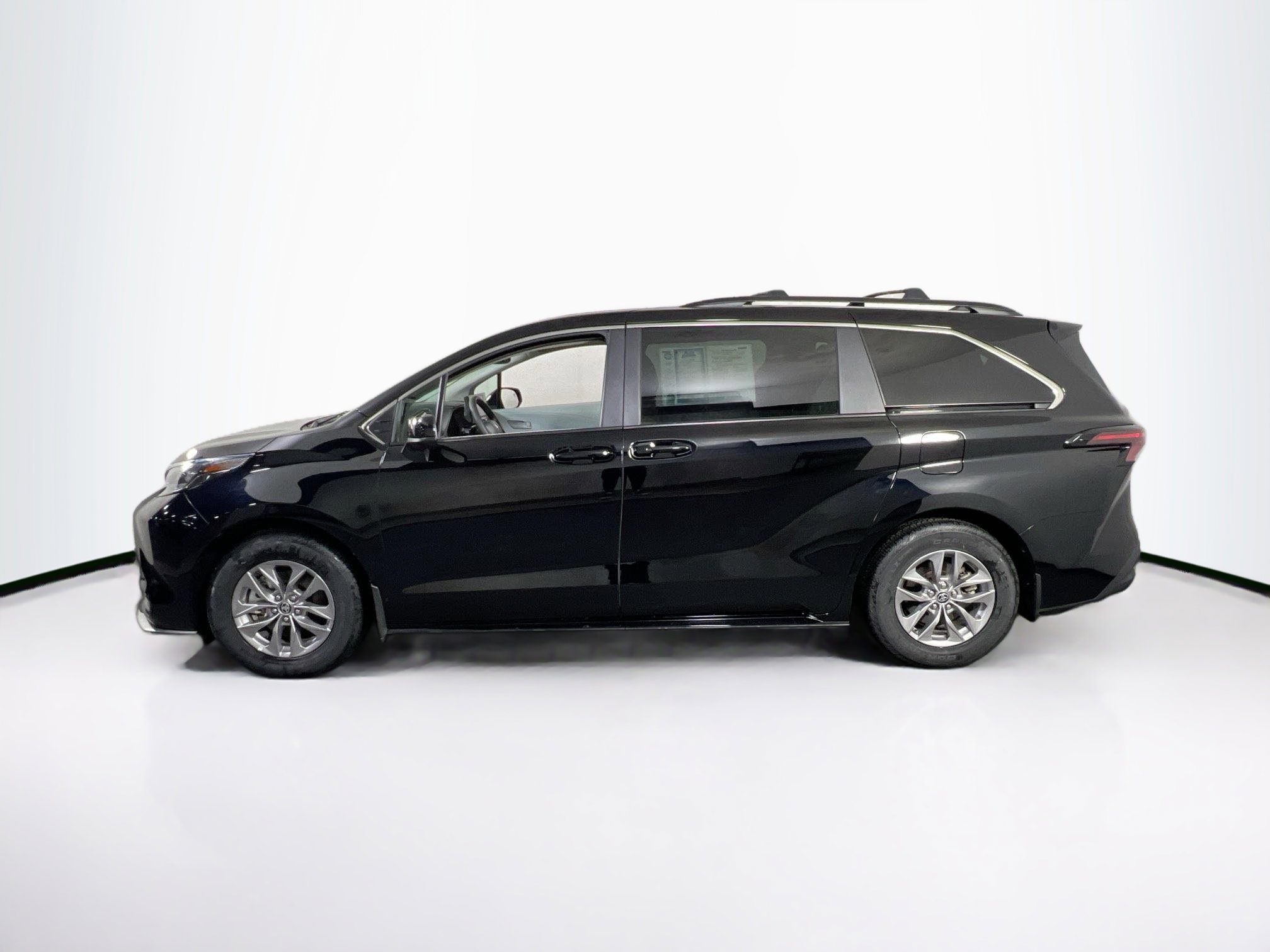 Used 2025 Toyota Sienna LE w/ LE Plus Package image 8