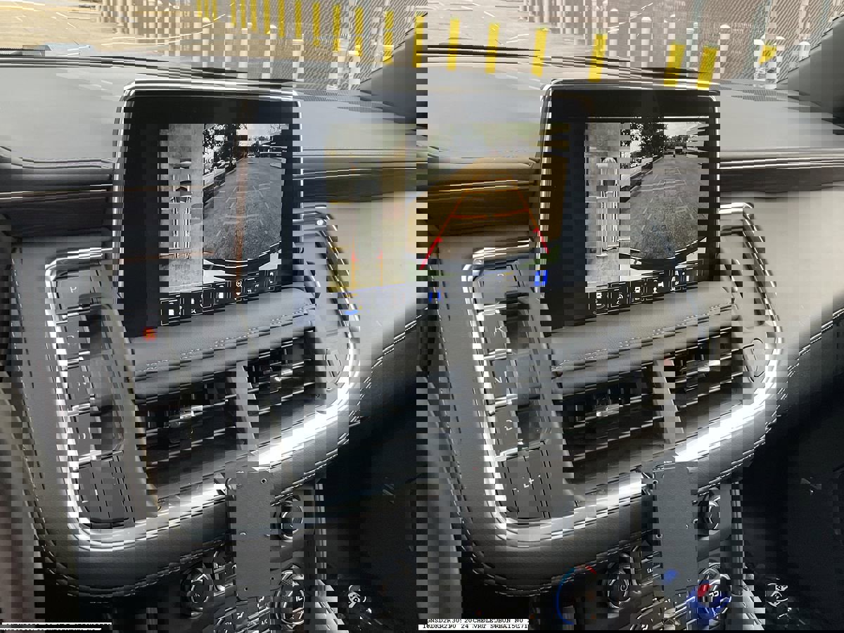 Used 2024 Chevrolet Suburban Z71 w/ Luxury Package image 8