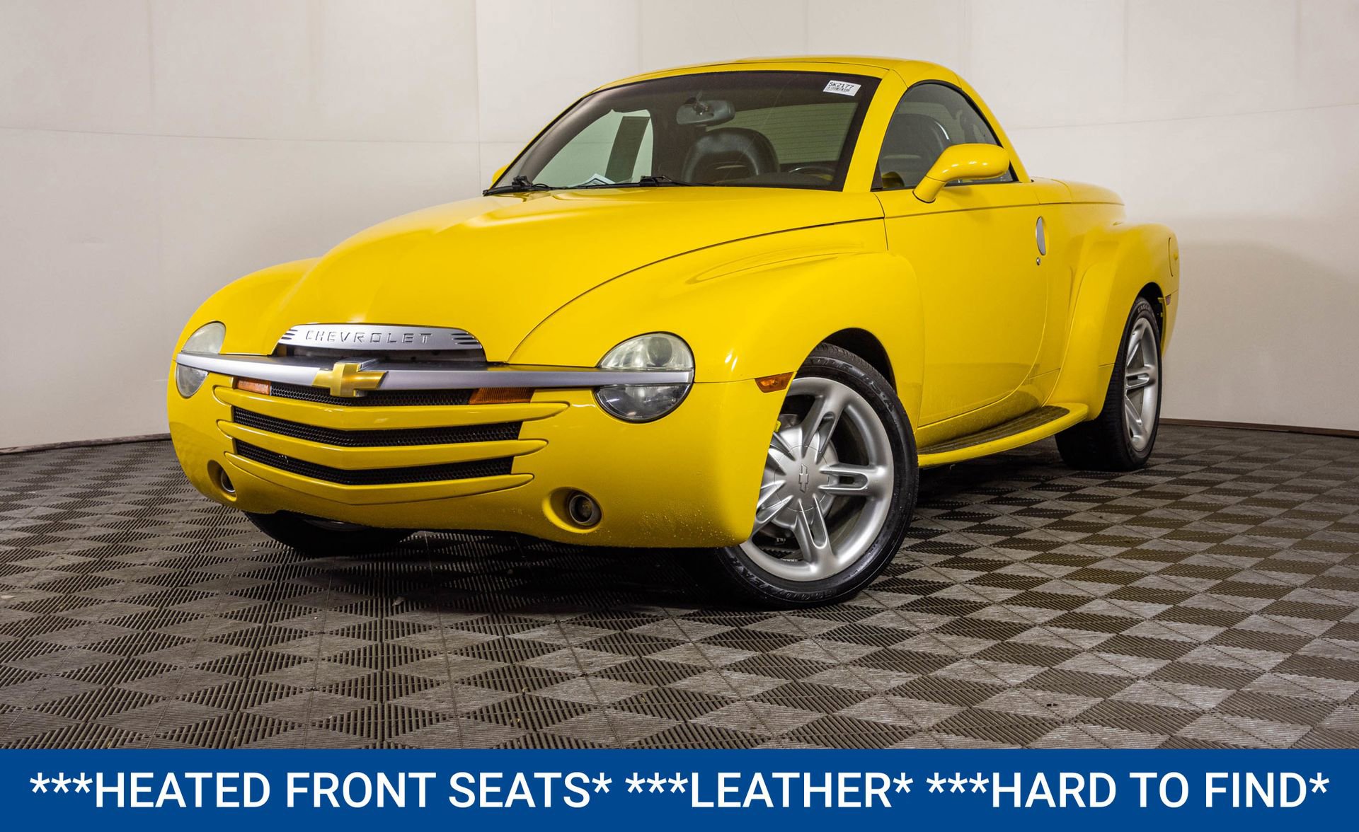 Used 2004 Chevrolet SSR w/ Preferred Equipment Group RWD image 2