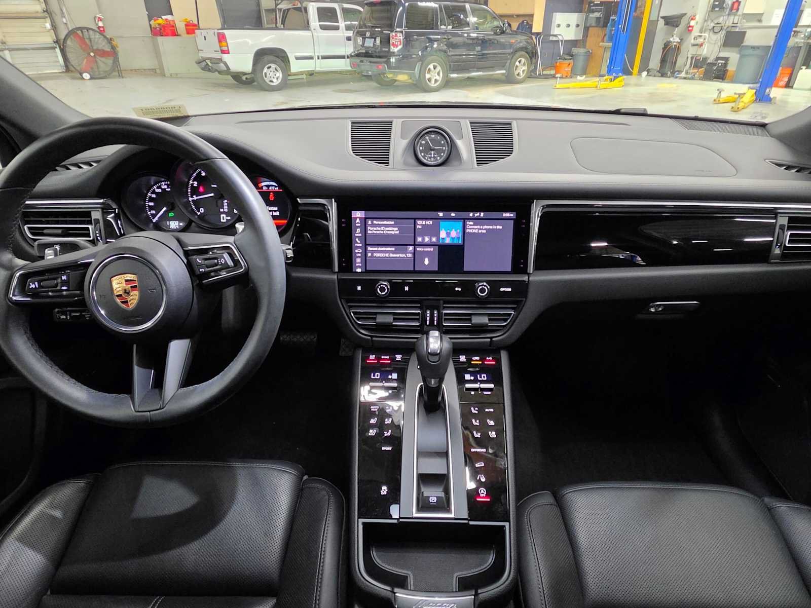 Used 2025 Porsche Macan AWD/4WD image 14