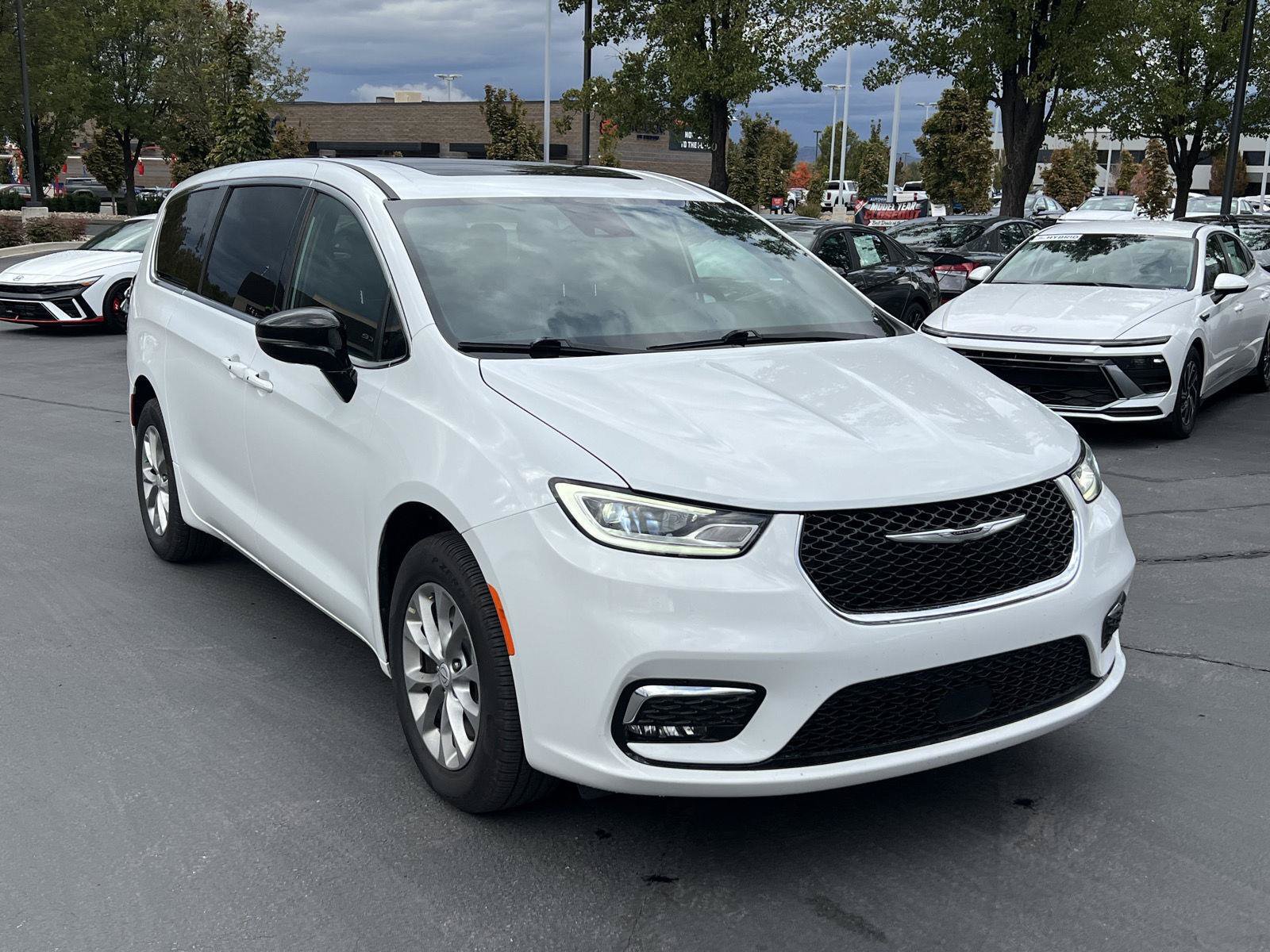 Used 2026 Chrysler Pacifica Limited AWD/4WD image 13