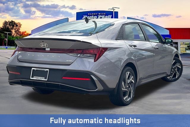 New 2025 Hyundai Elantra SEL image 18