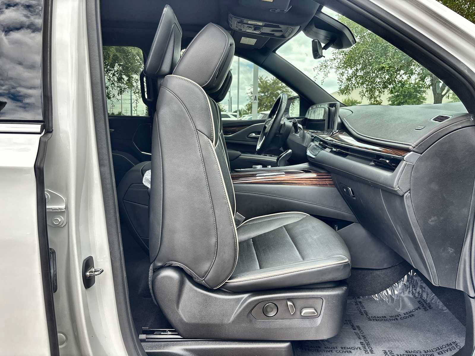 Used 2023 Cadillac Escalade Premium Luxury RWD image 9