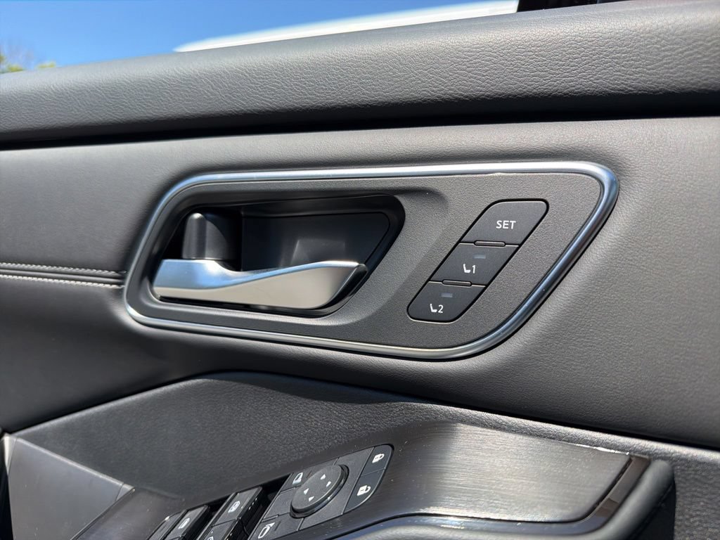 New 2026 Nissan Rogue Platinum AWD/4WD image 16