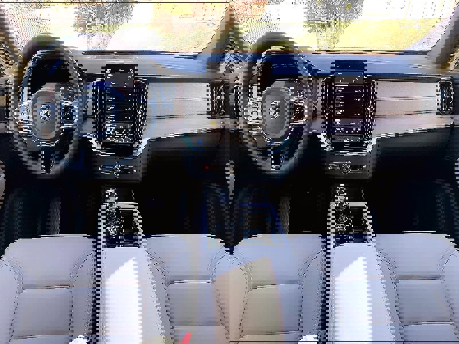 New 2026 Volvo XC90 T8 Plus w/ Protection Package Premier image 7