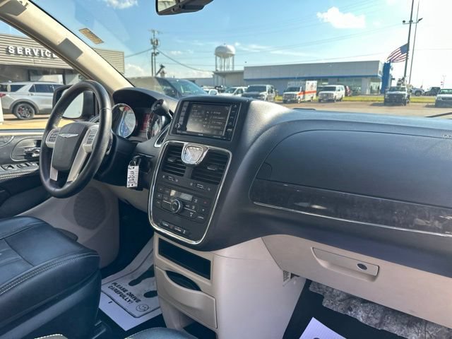 Used 2015 Chrysler Town & Country Touring FWD image 10