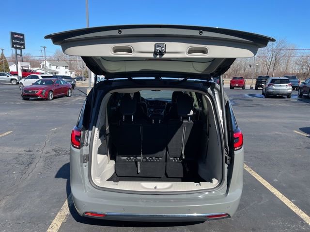 Used 2023 Chrysler Pacifica Touring-L image 7