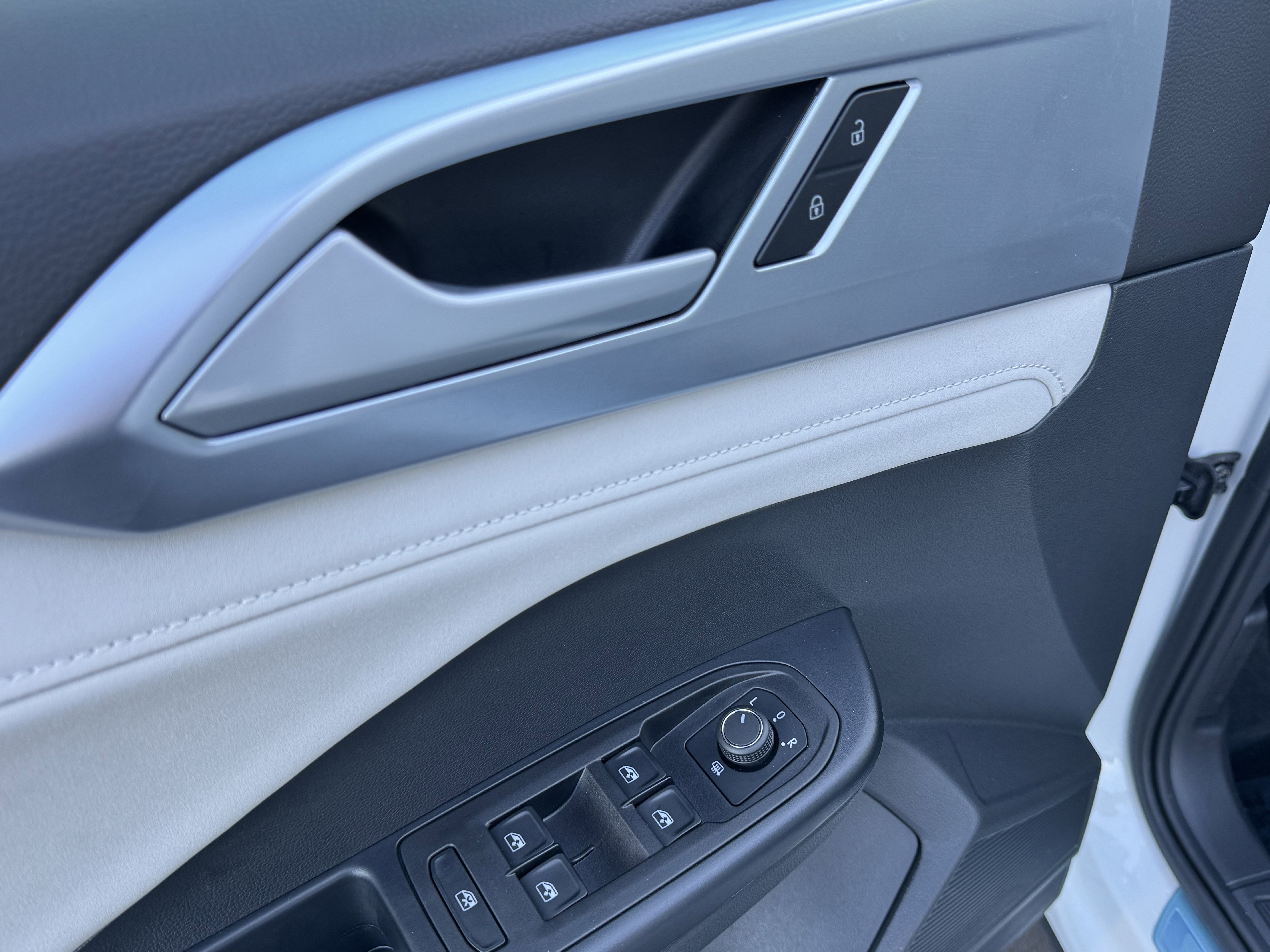 Certified 2025 Volkswagen Taos SE image 14