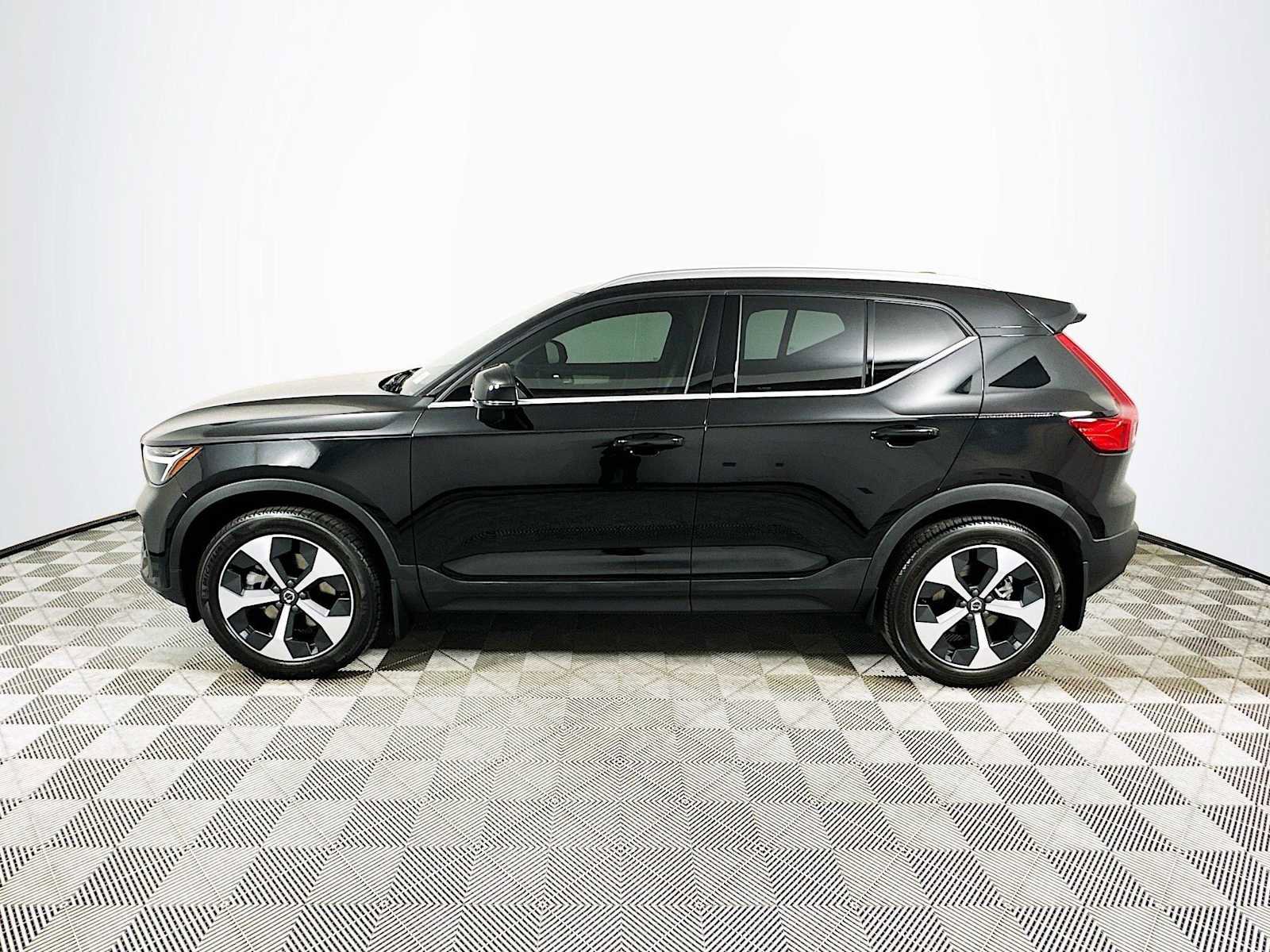 Used 2025 Volvo XC40 B5 Core w/ Climate Package image 4