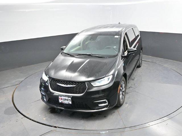 Used 2024 Chrysler Pacifica Limited FWD image 37