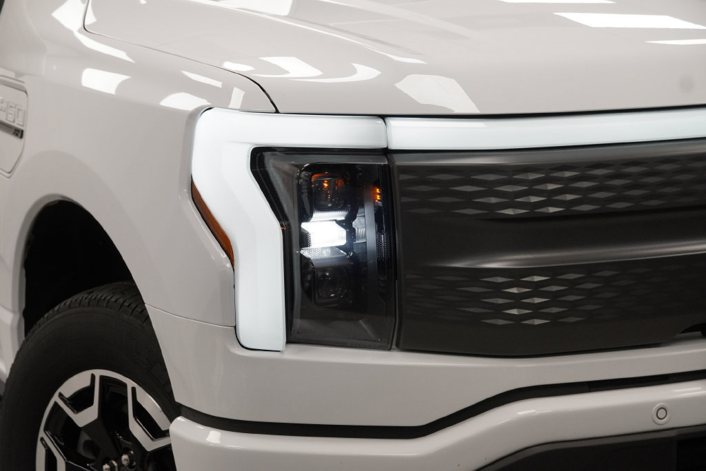 Used 2022 Ford F150 Lightning XLT AWD/4WD image 9