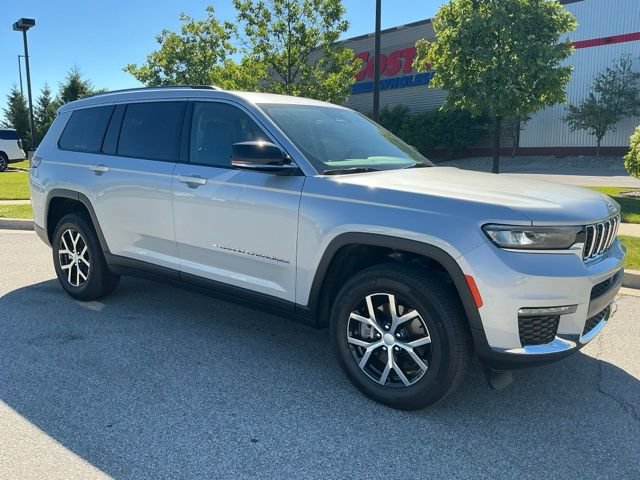 Used 2023 Jeep Grand Cherokee L Limited AWD/4WD image 2
