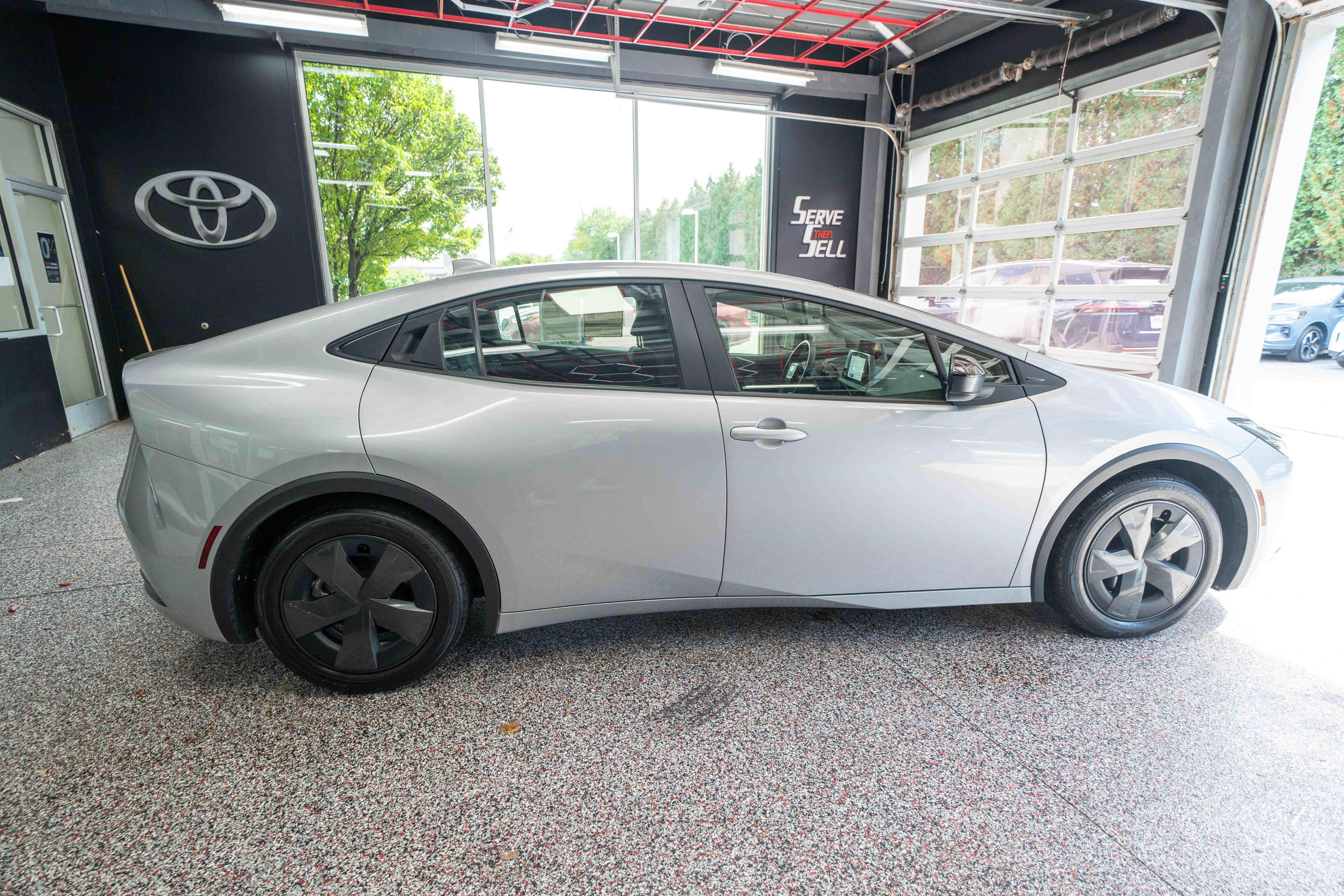 Used 2025 Toyota Prius LE FWD image 4