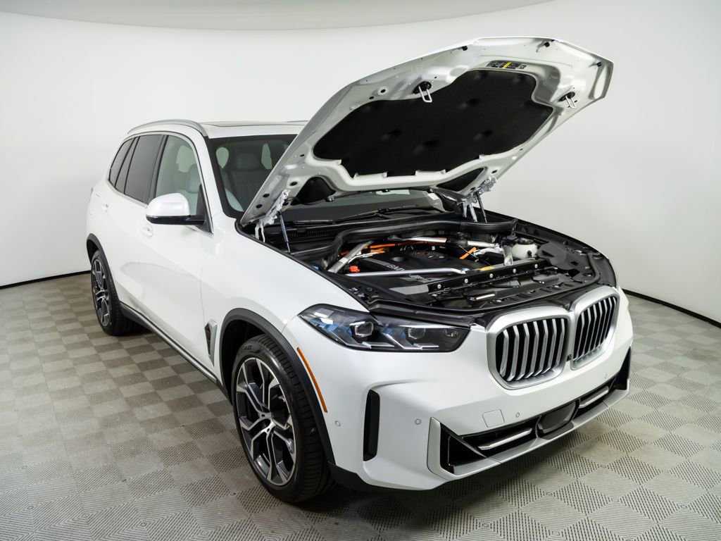 Used 2025 BMW X5 xDrive50e w/ Parking Assistance Package AWD/4WD image 31