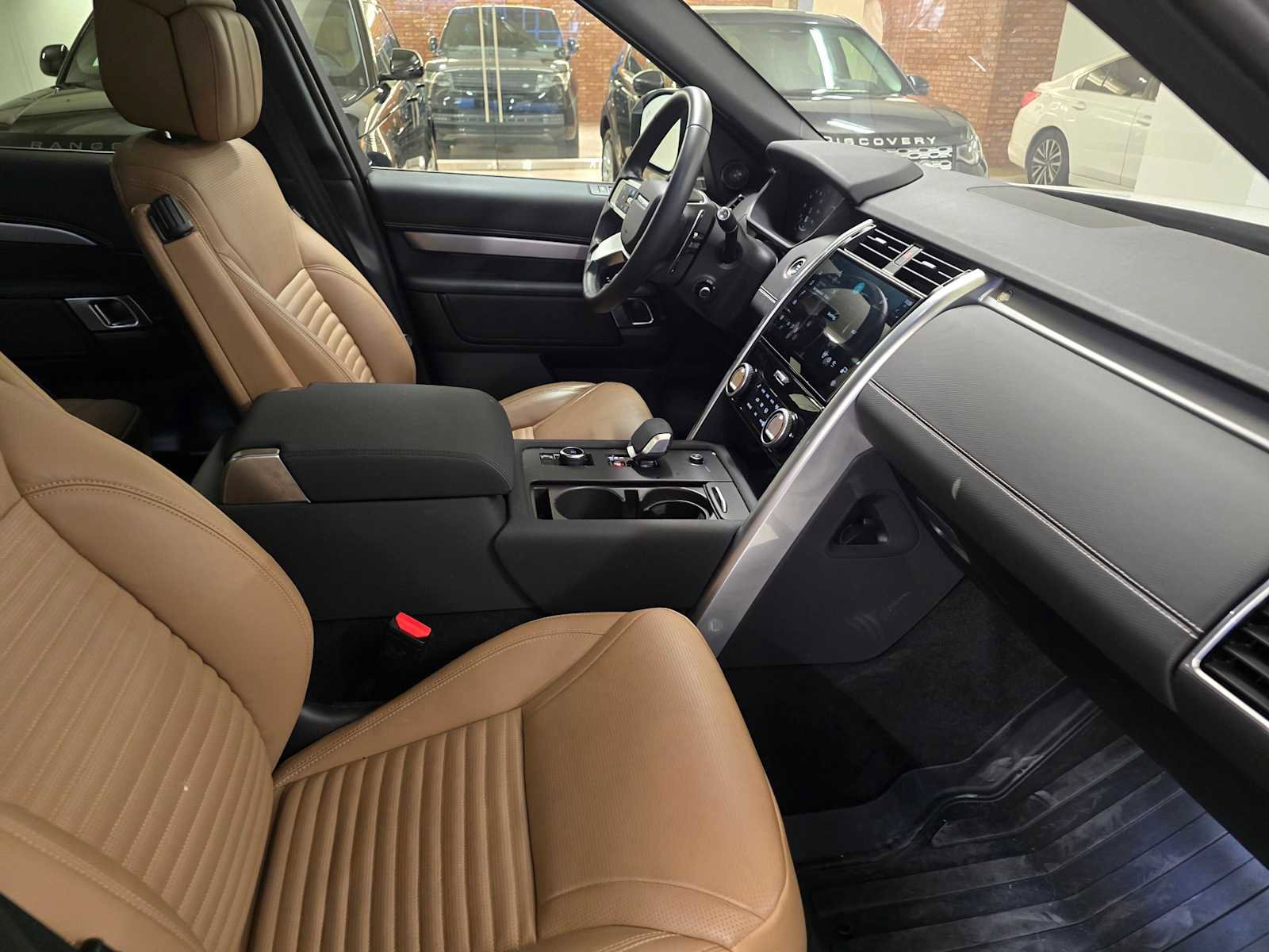 Used 2025 Land Rover Discovery Dynamic SE image 11