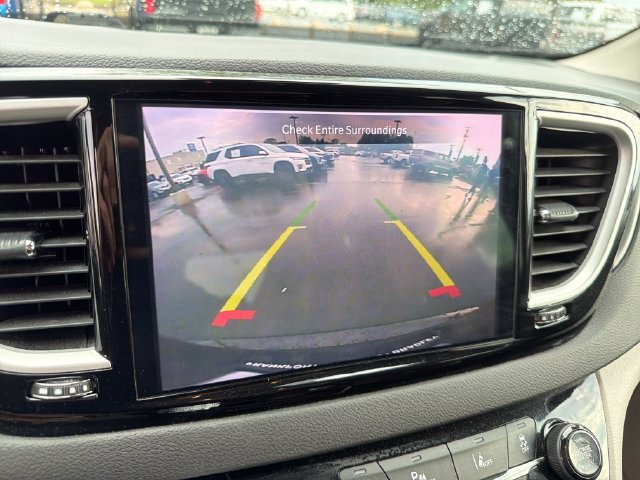 Used 2024 Chrysler Pacifica Touring-L FWD image 22