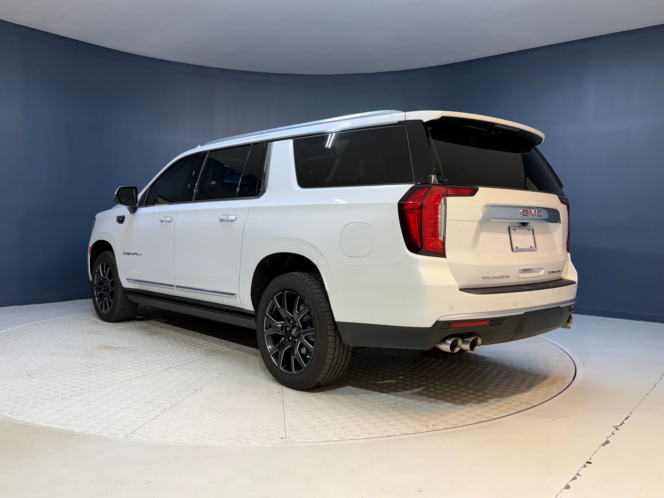 Used 2023 GMC Yukon XL Denali image 3