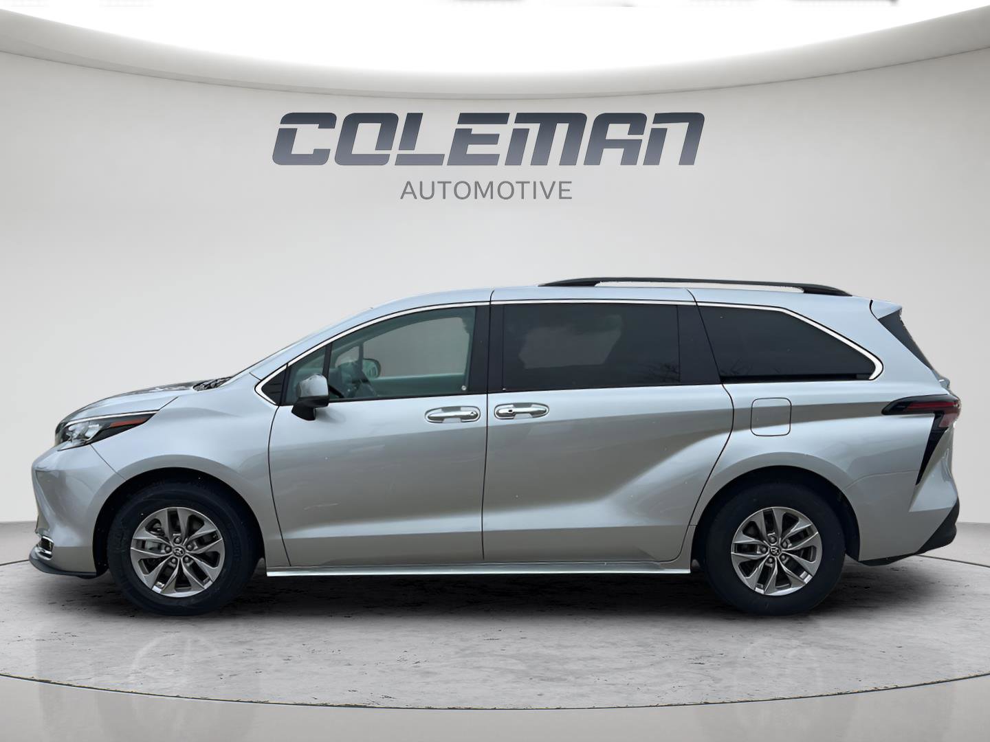 Used 2024 Toyota Sienna XLE FWD image 11