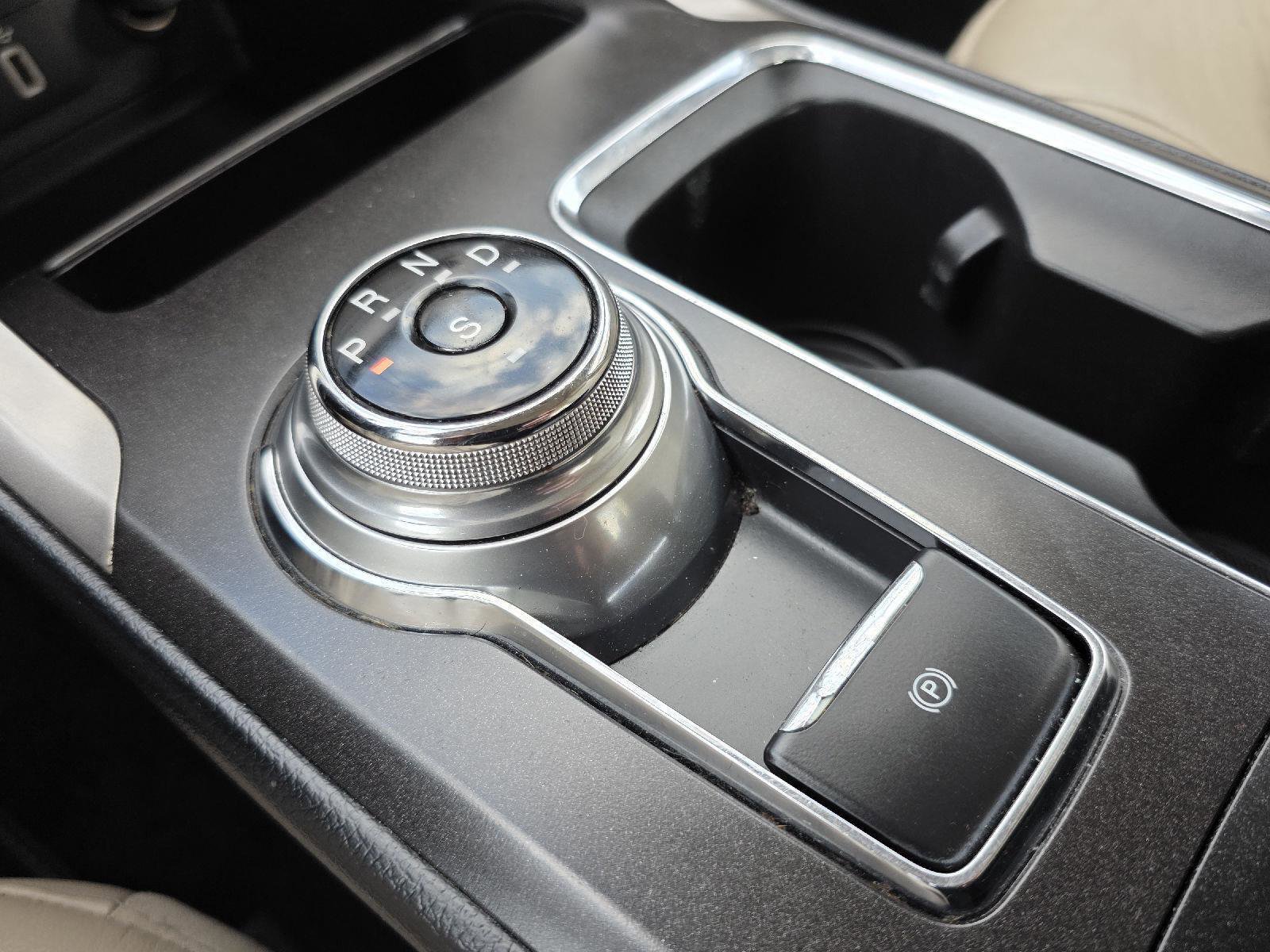 Used 2017 Ford Fusion SE w/ Fusion SE Technology Package image 16