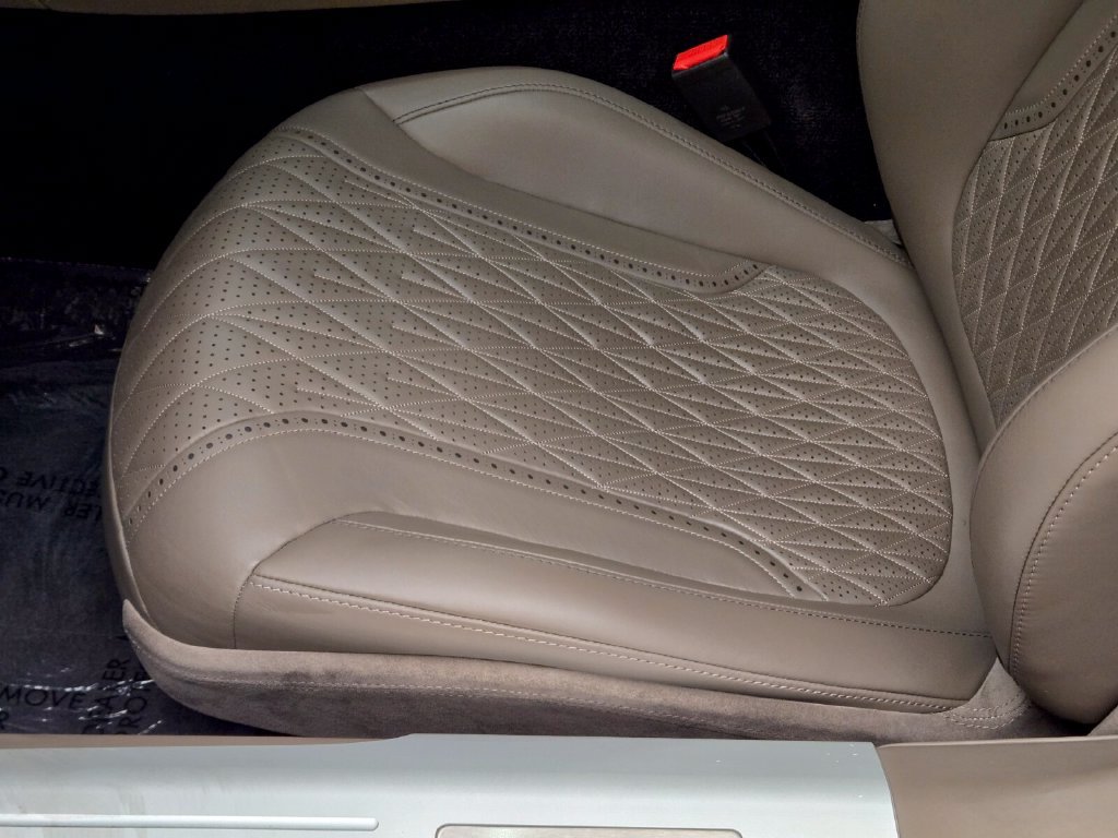 Used 2024 Aston Martin DB12 Coupe RWD image 31