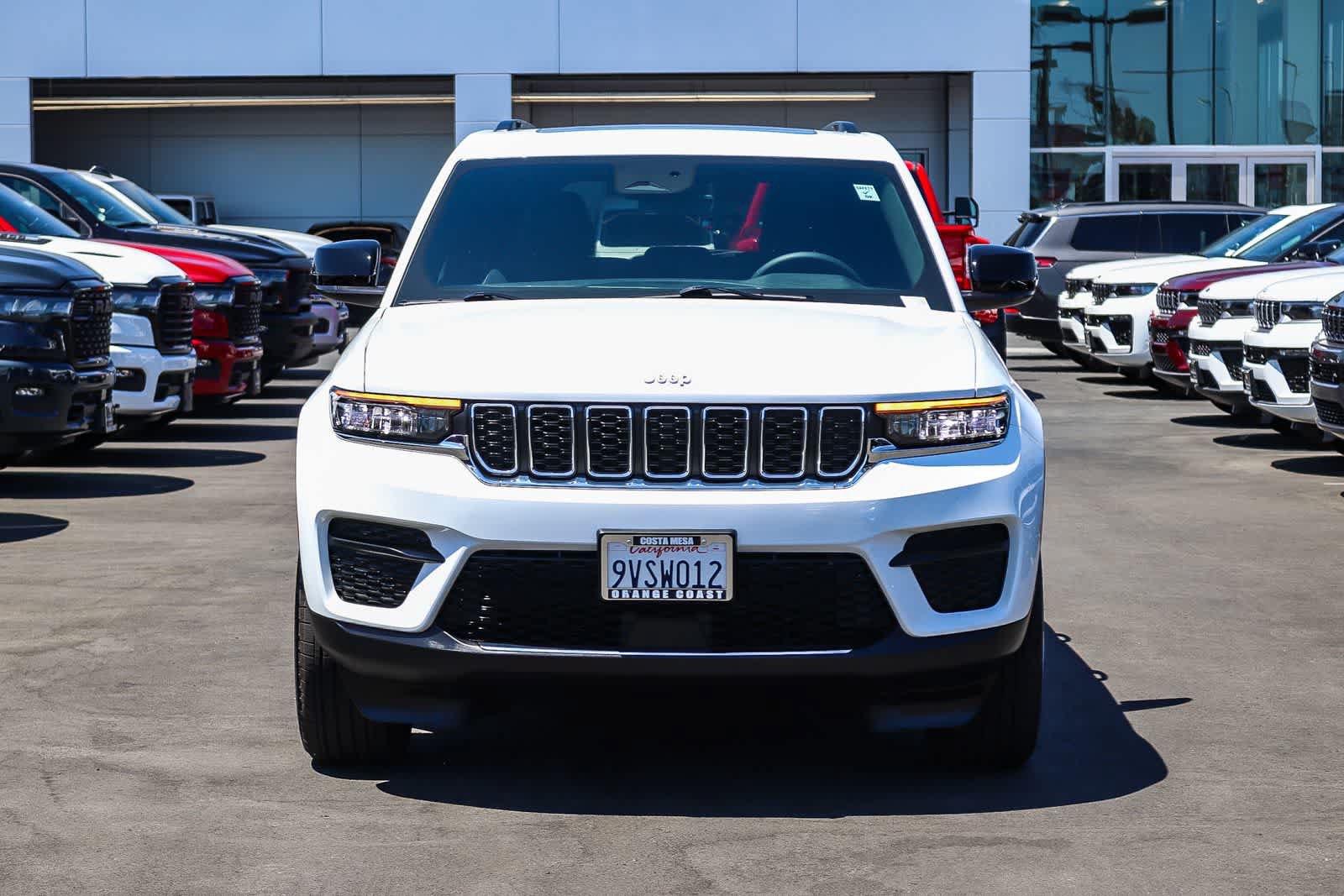 Used 2025 Jeep Grand Cherokee Laredo X RWD image 2