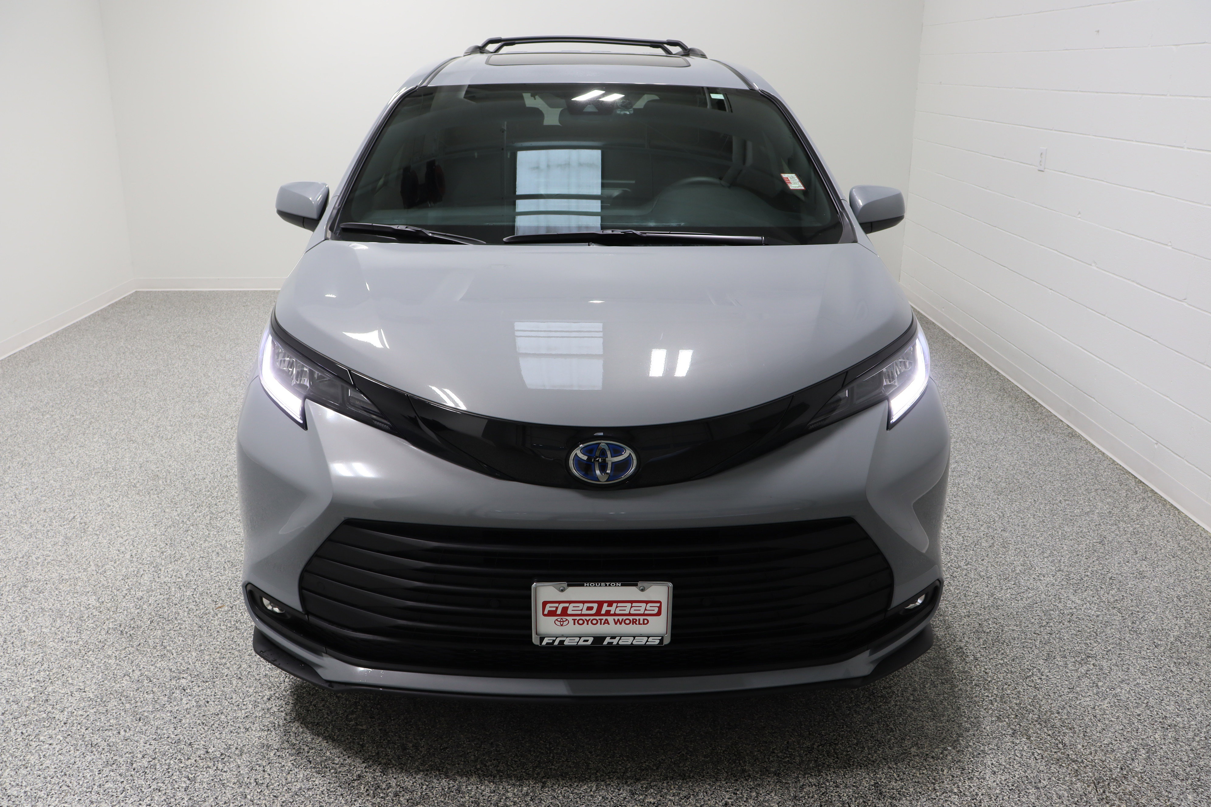 Used 2025 Toyota Sienna XLE Woodland Edition image 3