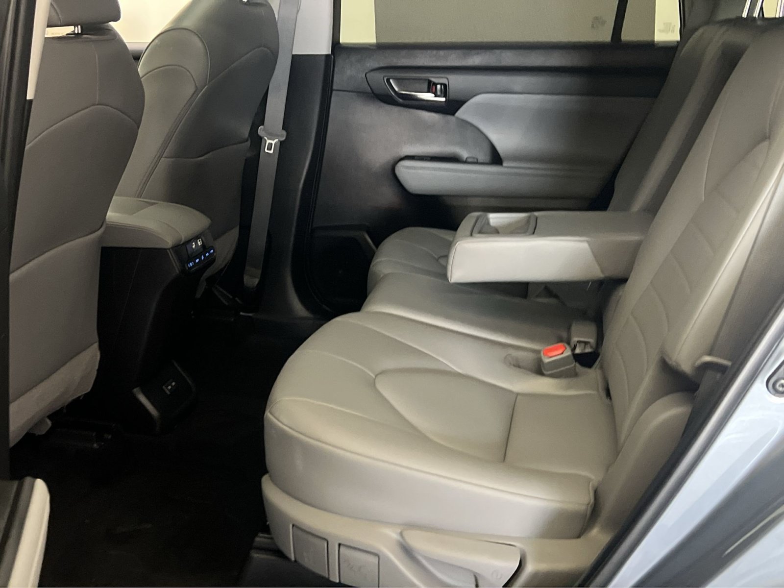 Used 2022 Toyota Highlander XLE FWD image 24