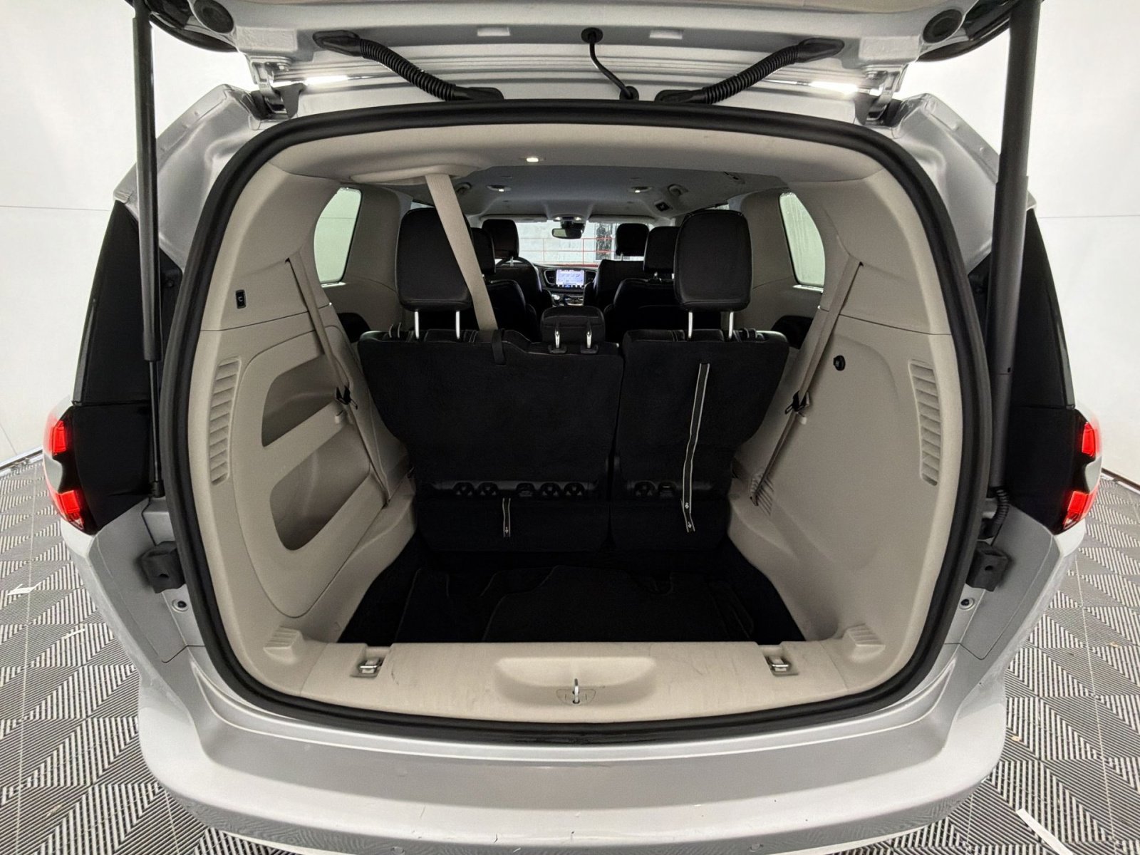 Used 2022 Chrysler Pacifica Touring-L image 25