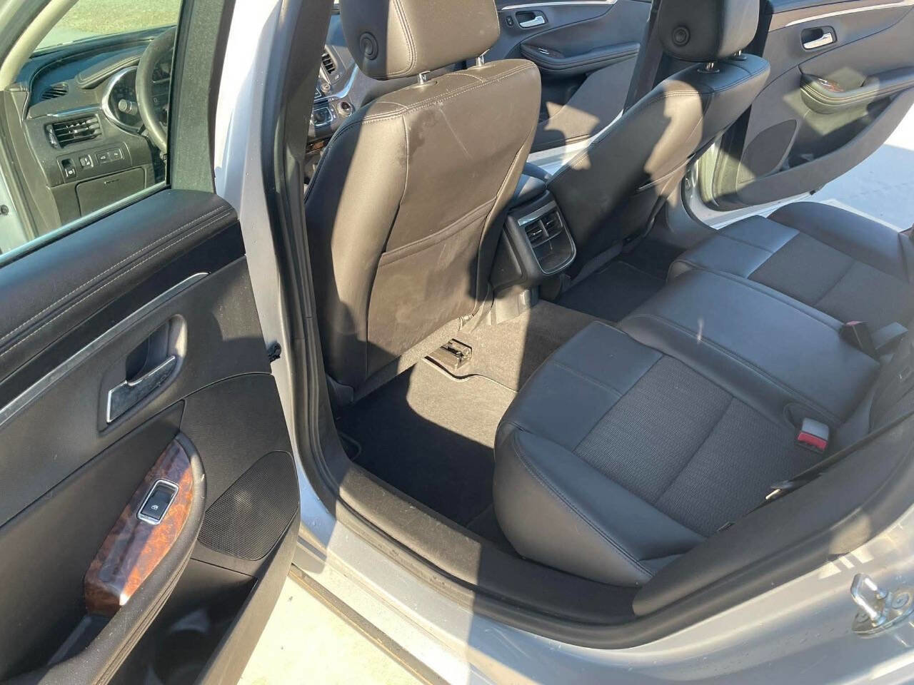 Used 2015 Chevrolet Impala LT w/ Convenience Package FWD image 30