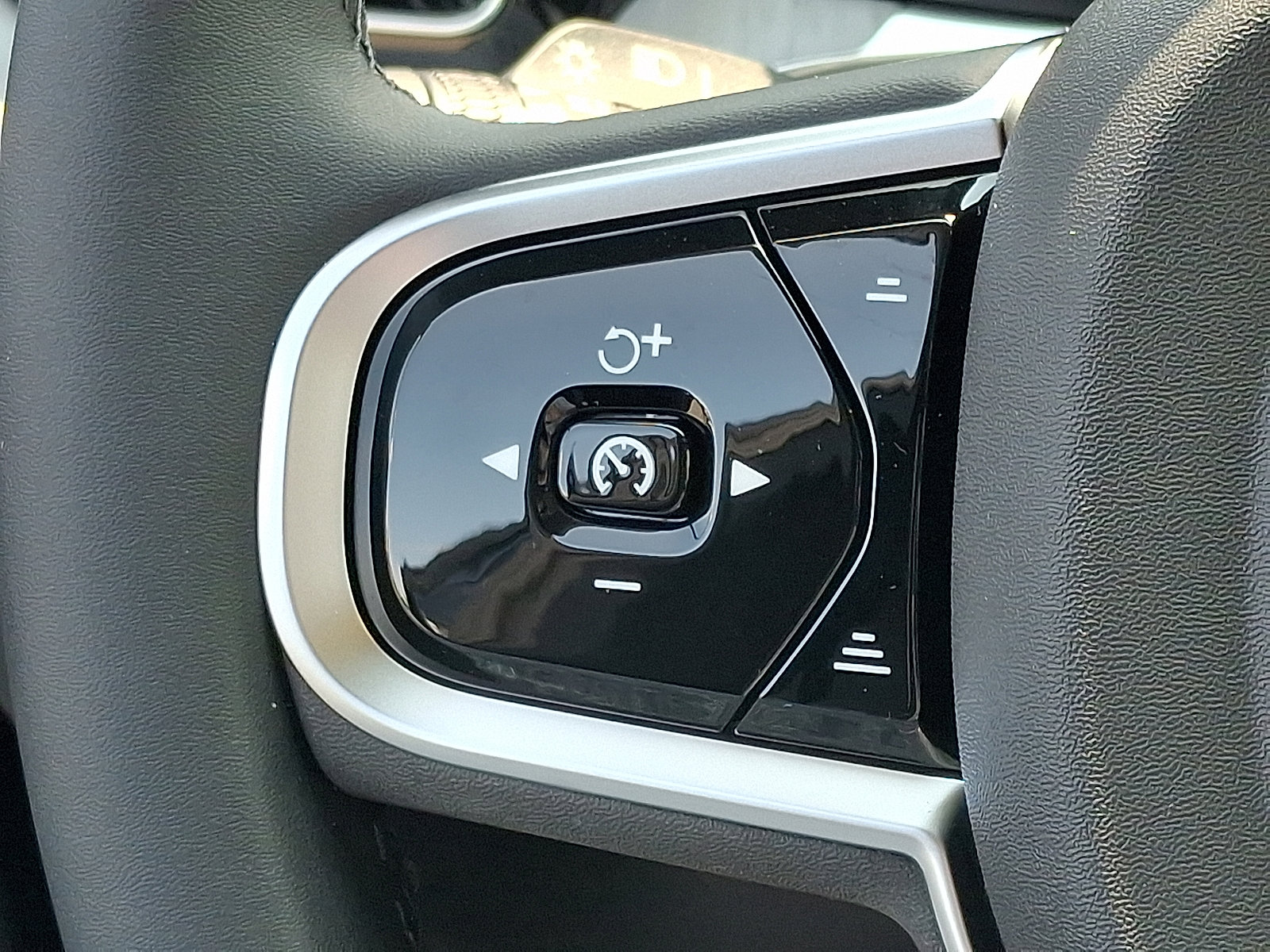 Certified 2025 Volvo XC60 T8 Plus w/ Protection Package Premier image 14