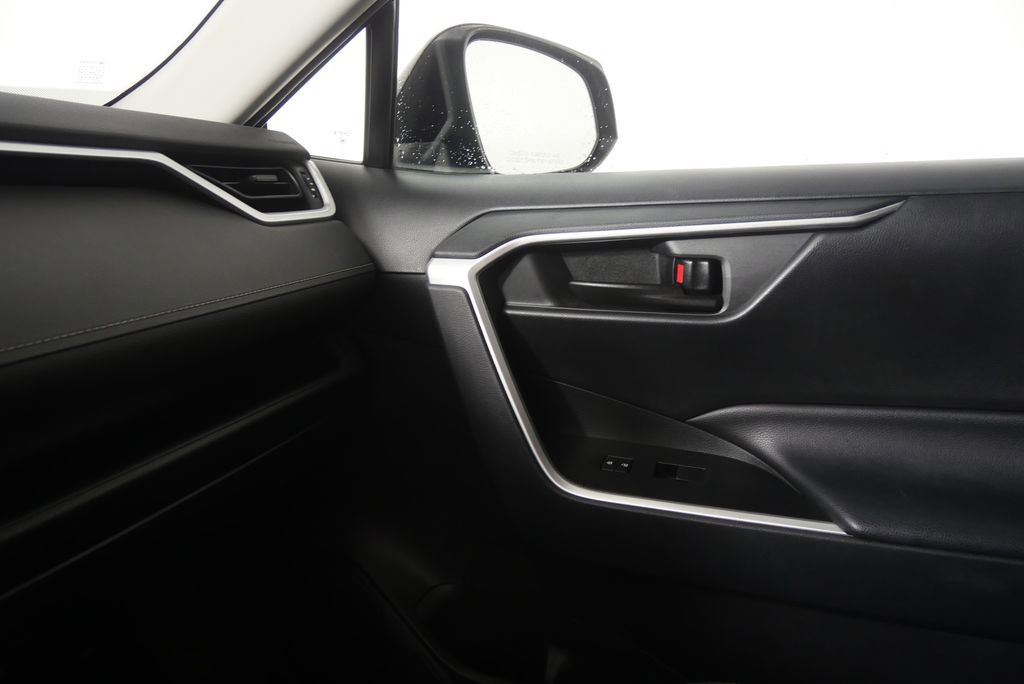 Used 2019 Toyota RAV4 LE FWD image 16