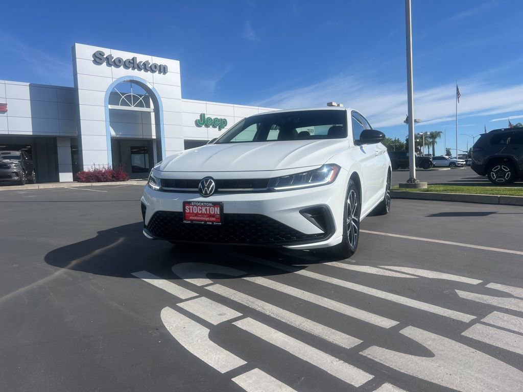 Used 2025 Volkswagen Jetta Sport image 3