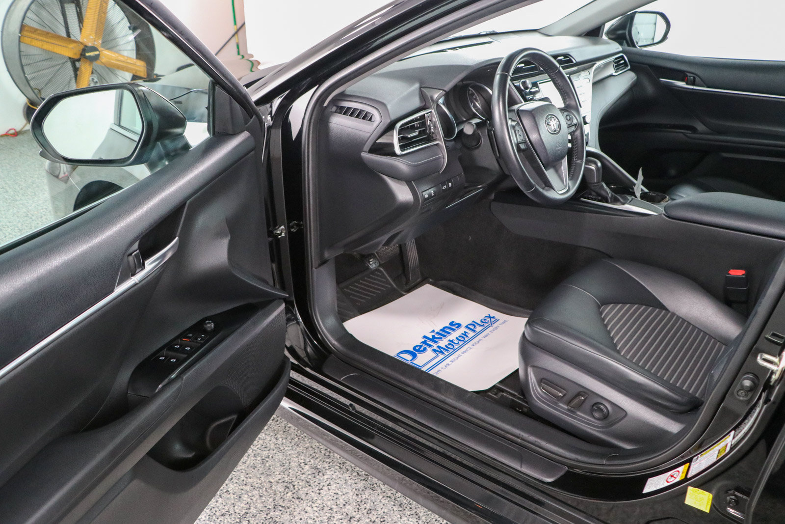 Used 2018 Toyota Camry SE w/ Moonroof Package FWD image 3