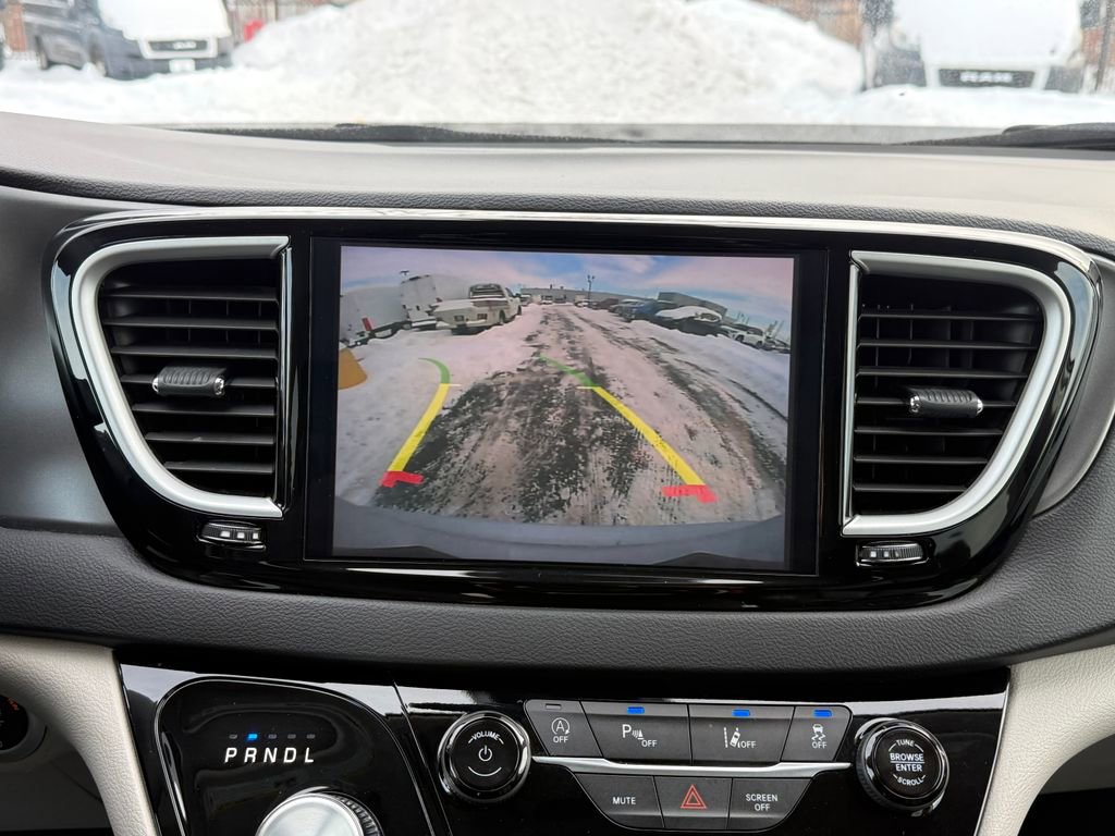 Used 2024 Chrysler Pacifica Touring-L image 26