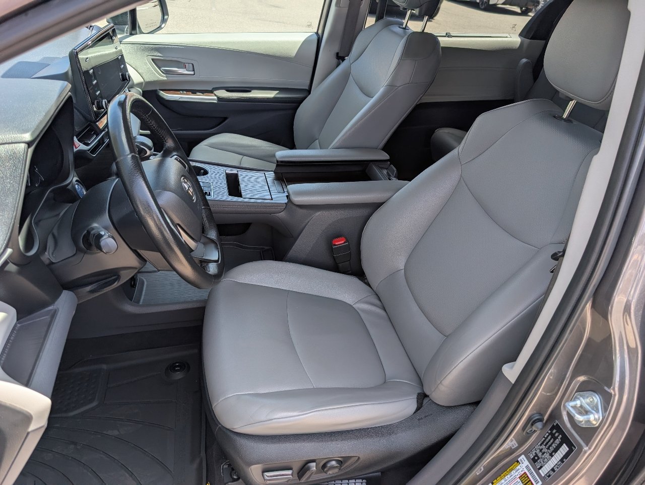 Used 2023 Toyota Sienna XLE FWD image 2