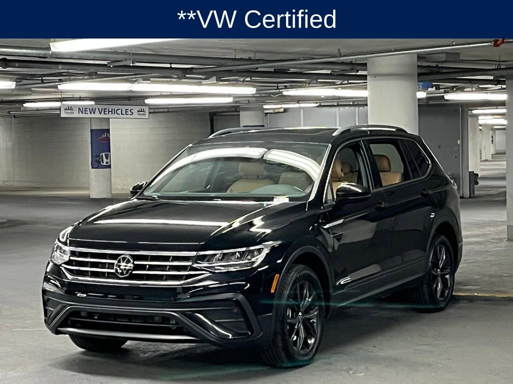 Used 2024 Volkswagen Tiguan SE w/ Panoramic Sunroof Package image 3