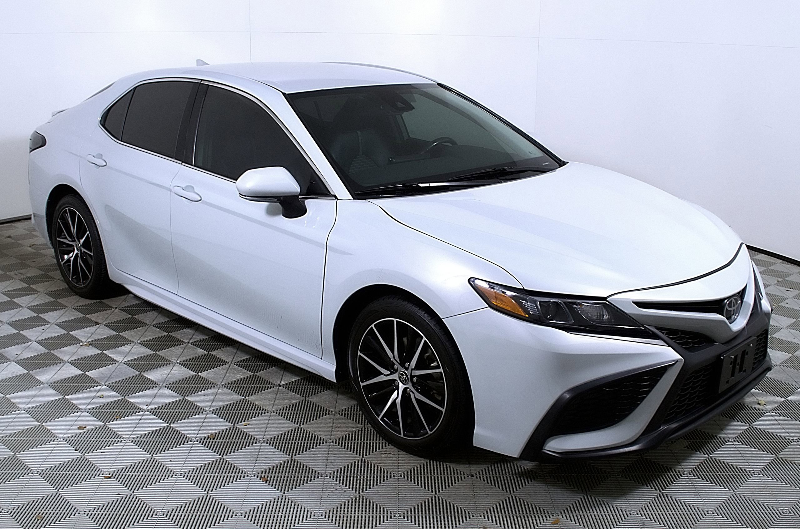 Used 2023 Toyota Camry SE image 6