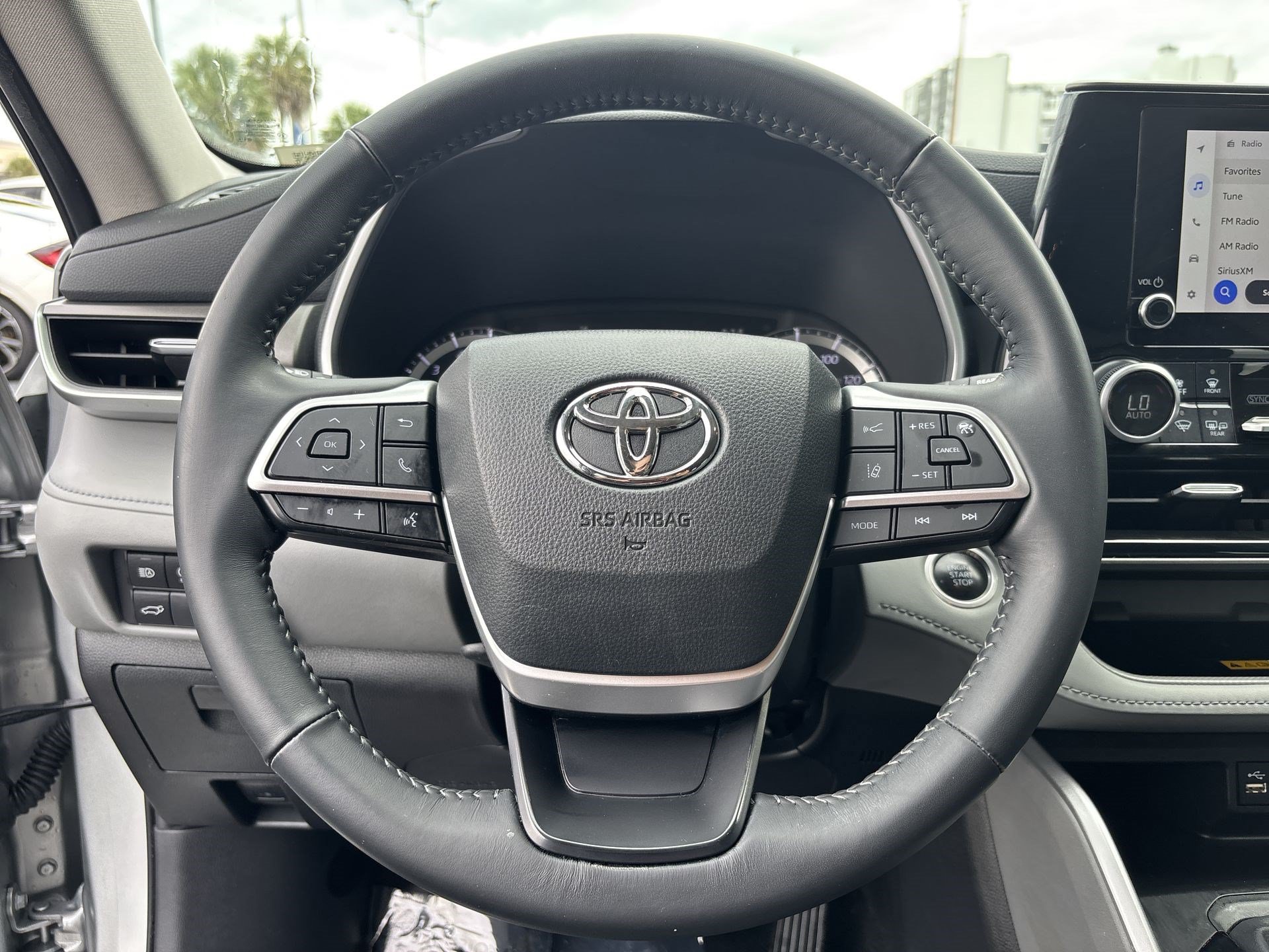 Used 2024 Toyota Highlander XLE FWD image 11