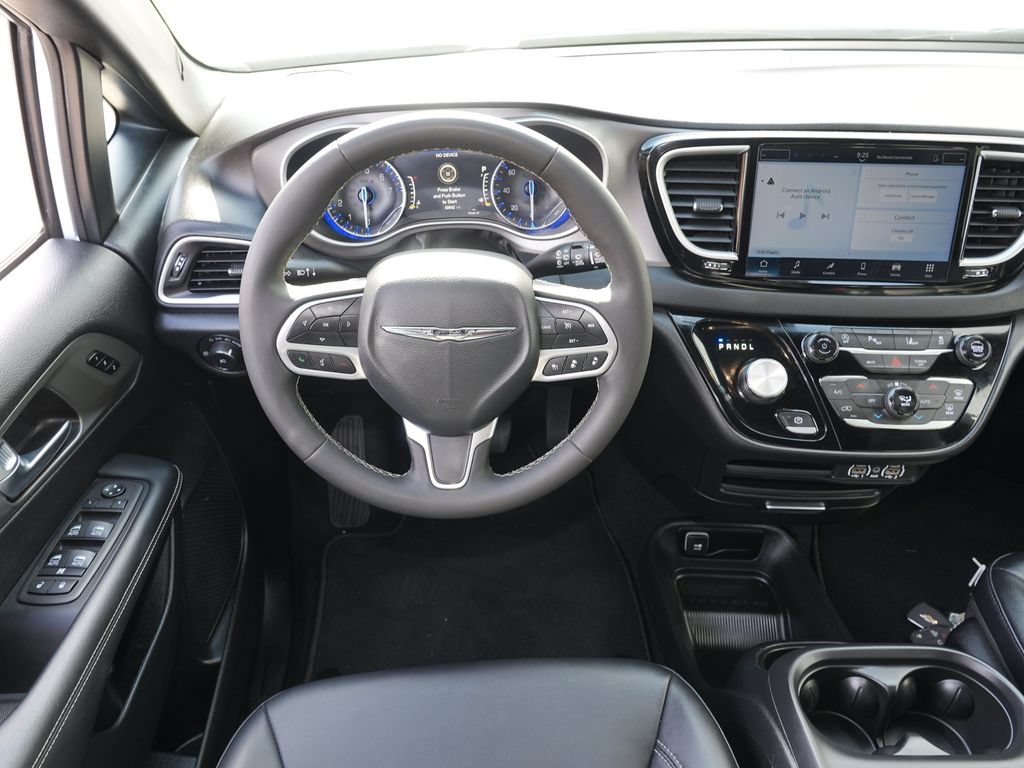 Used 2025 Chrysler Pacifica Select FWD image 18