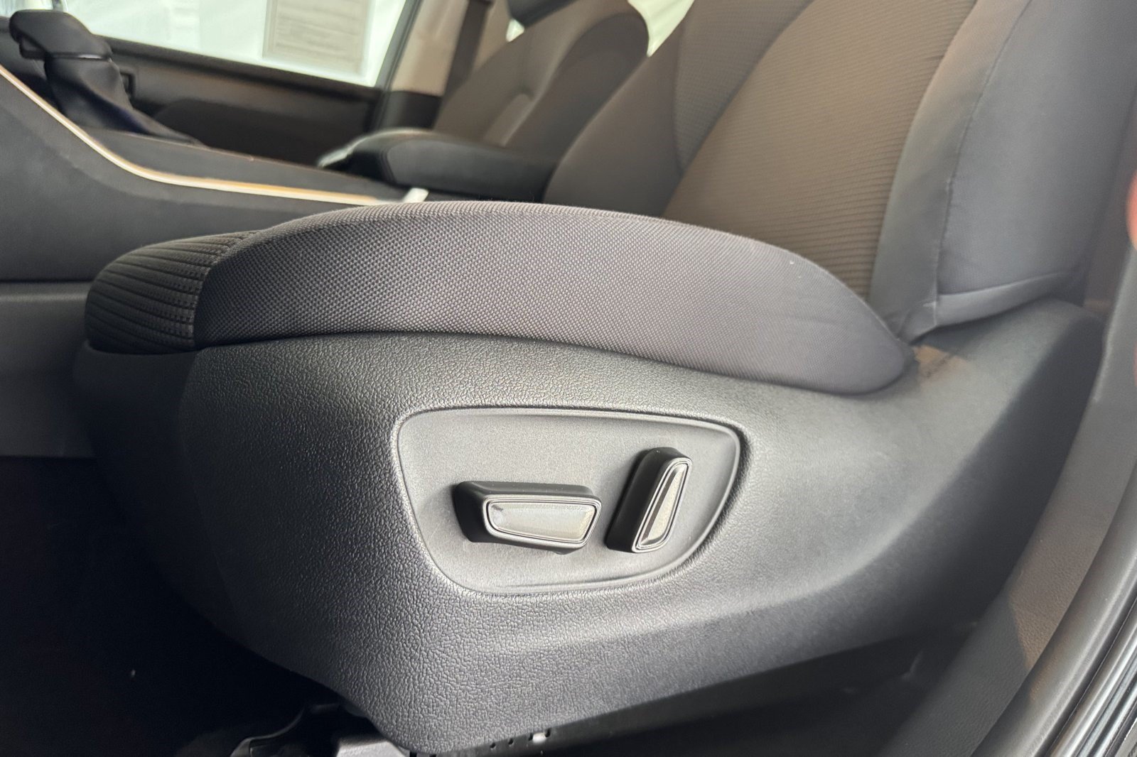 Used 2025 Toyota Highlander LE FWD image 14